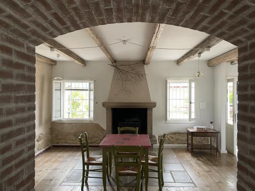 Sala camino altra angolazione